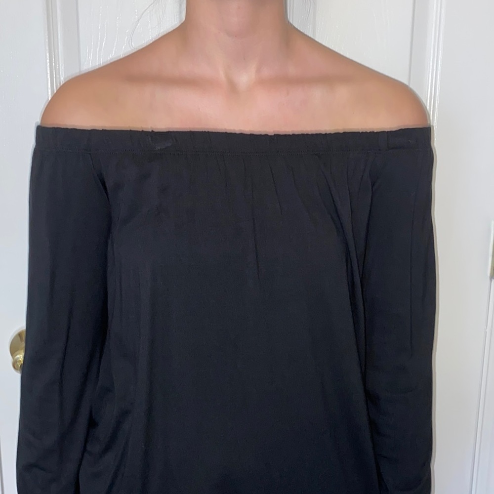 Woman’s Hollister off the shoulder blouse (xs)